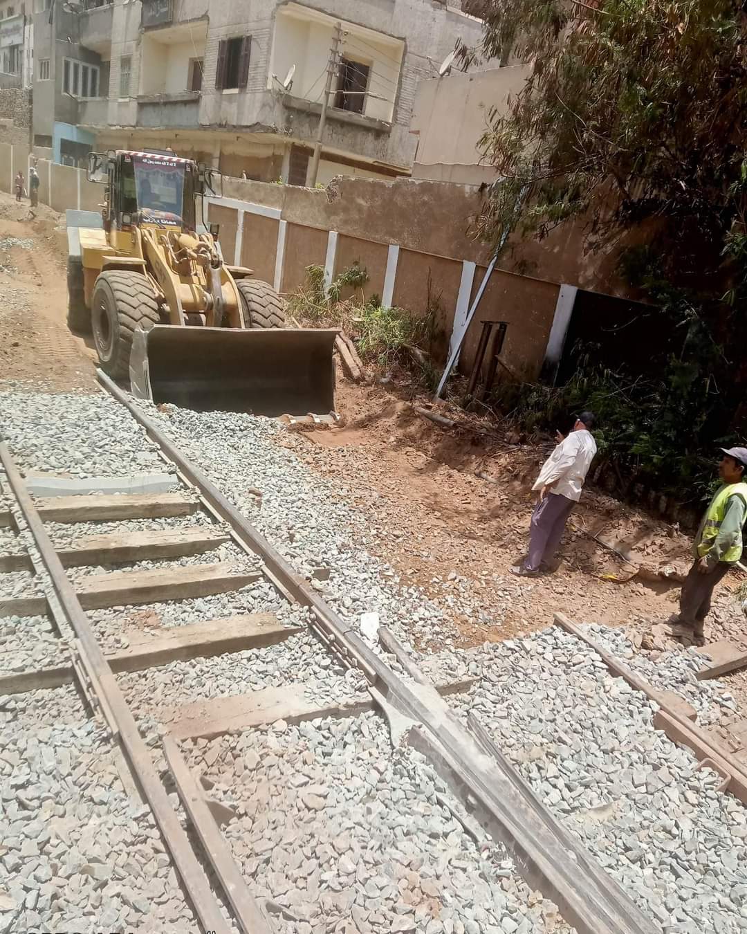 تجديد قضبان السكة الحديد داخل محطة قطارات بسوهاج (4)