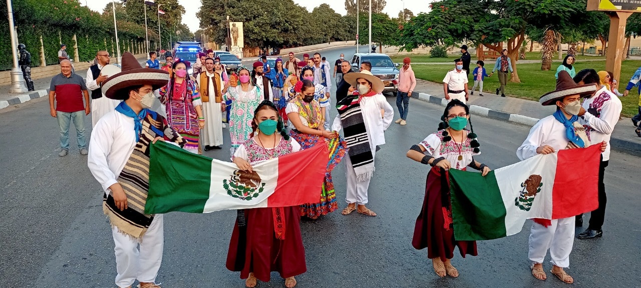 ديفيليه فنى لفرق مهرجان الإسماعيلية الدولى للفنون الشعبية (8)