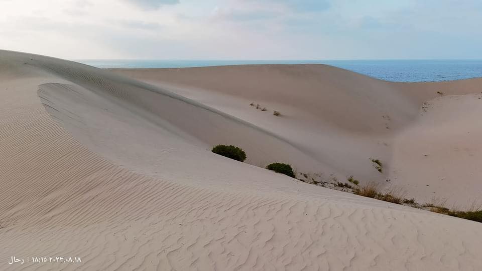 مشهد كثبان الرمال الساحر