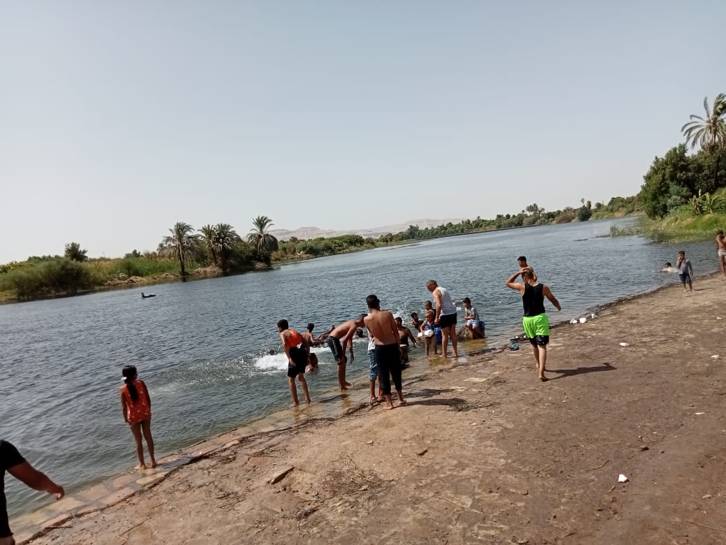شباب الأقصر يهربون من حرارة الطقس بعد الجمعة بالسباحة