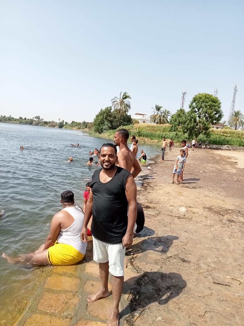 شباب الأقصر يهربون من حرارة الطقس بعد الجمعة بالسباحة فى النيل