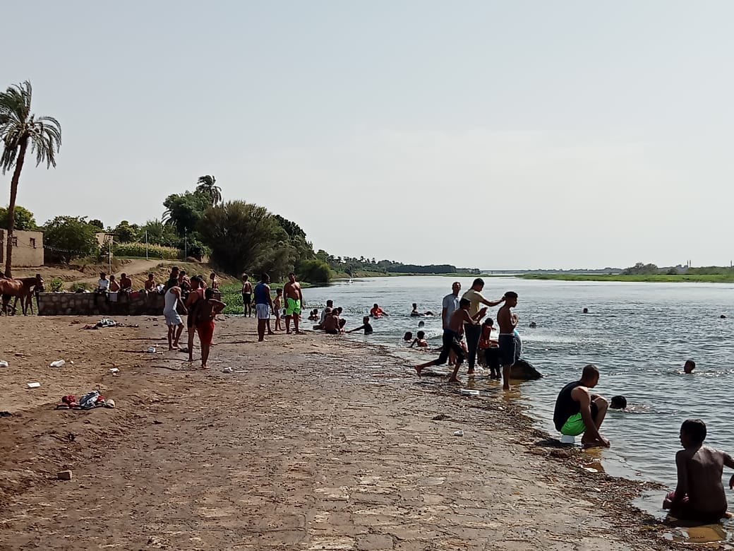 السباحة فى النيل ملاذ شباب الأقصر فى الطقس شديد الحرارة