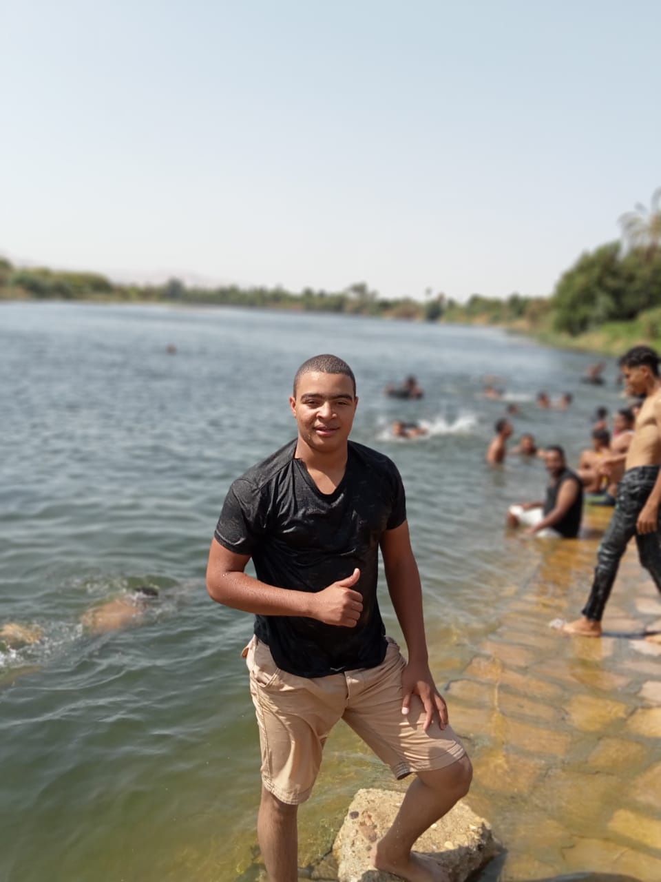 شباب الأقصر يهربون من حرارة الطقس بعد الجمعة بالسباحة فى نهر النيل