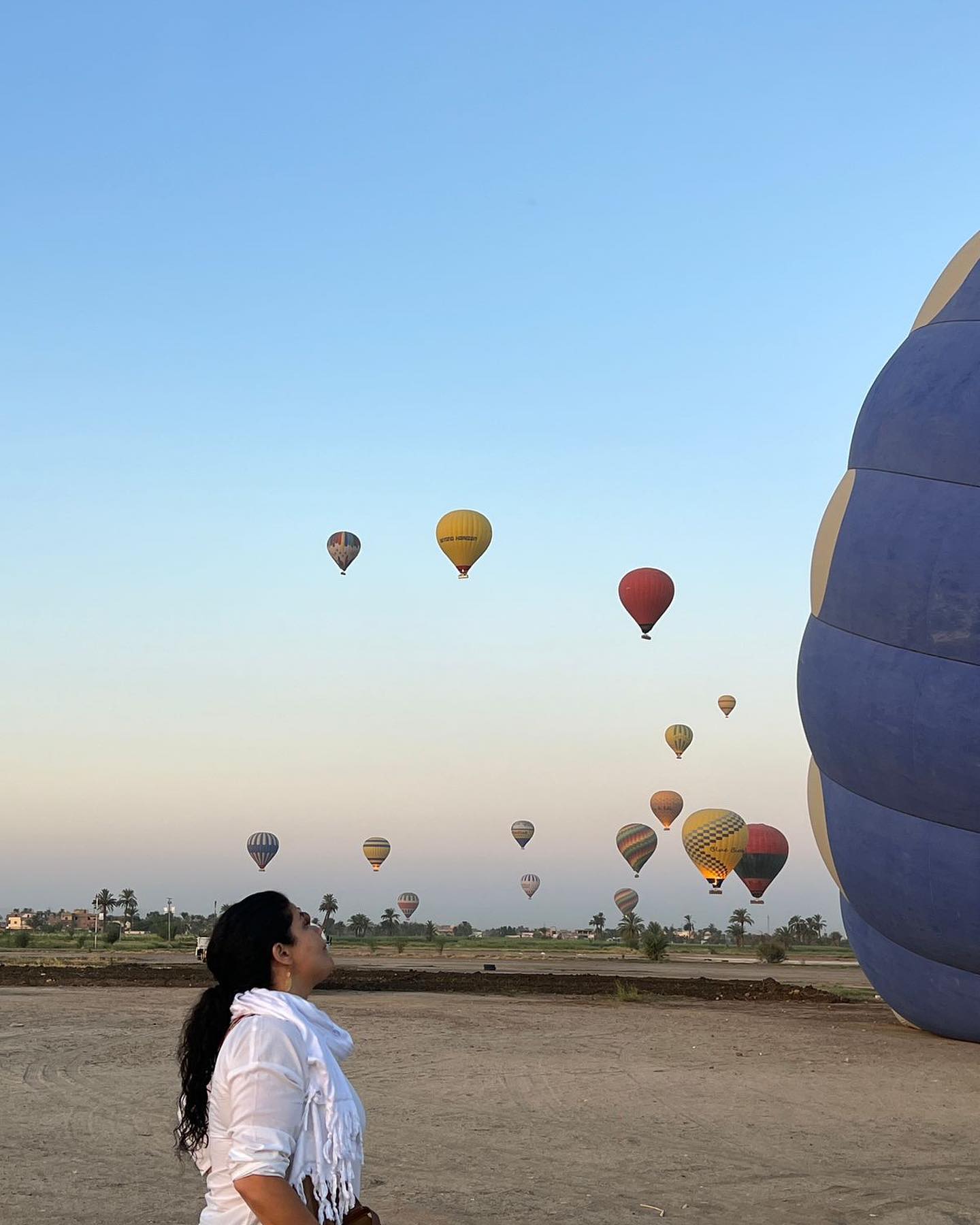 سعادة سائحة بتحليق رحلات البالون بالاقصر