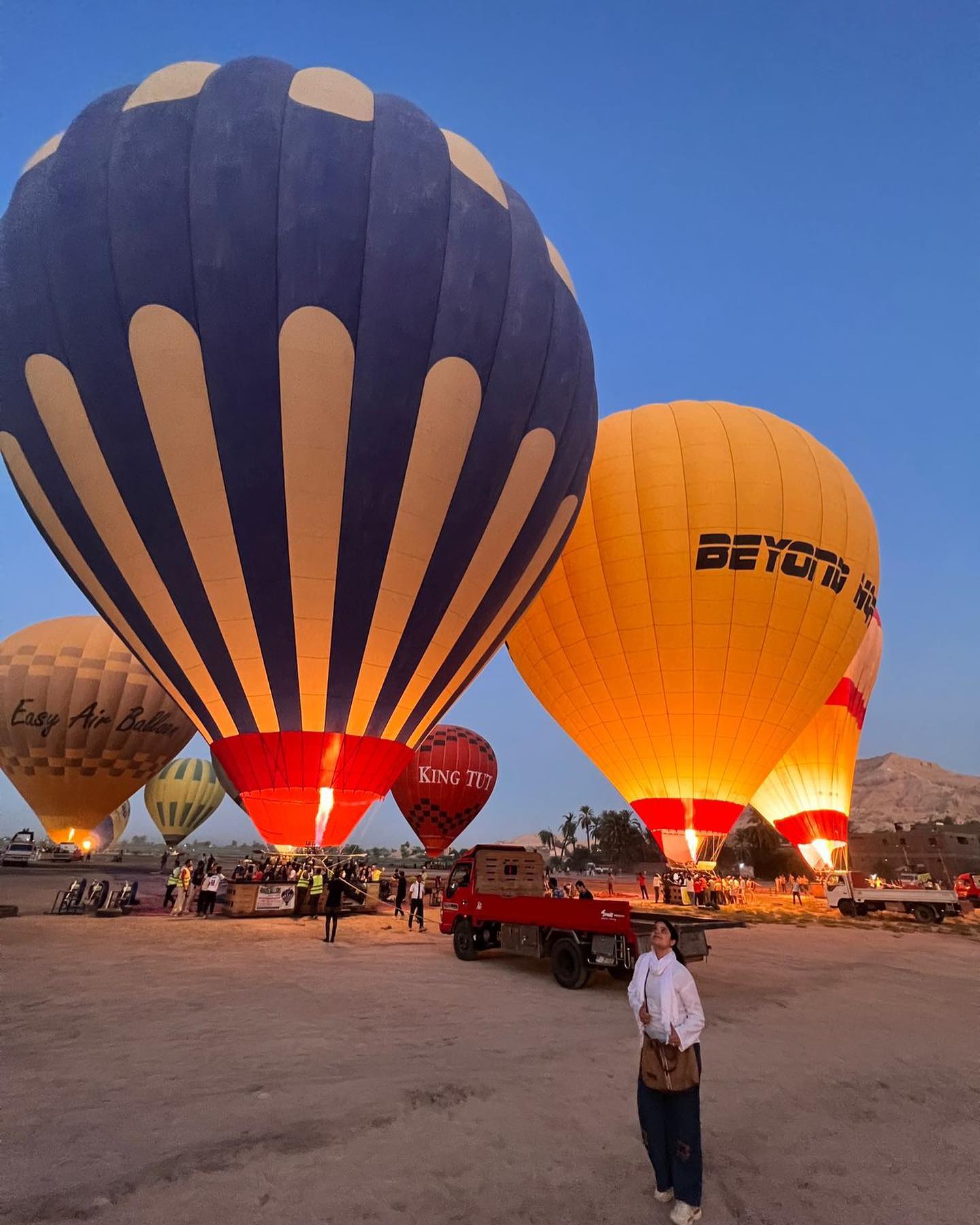تجهيز البالونات للتحليق بسماء الأقصر