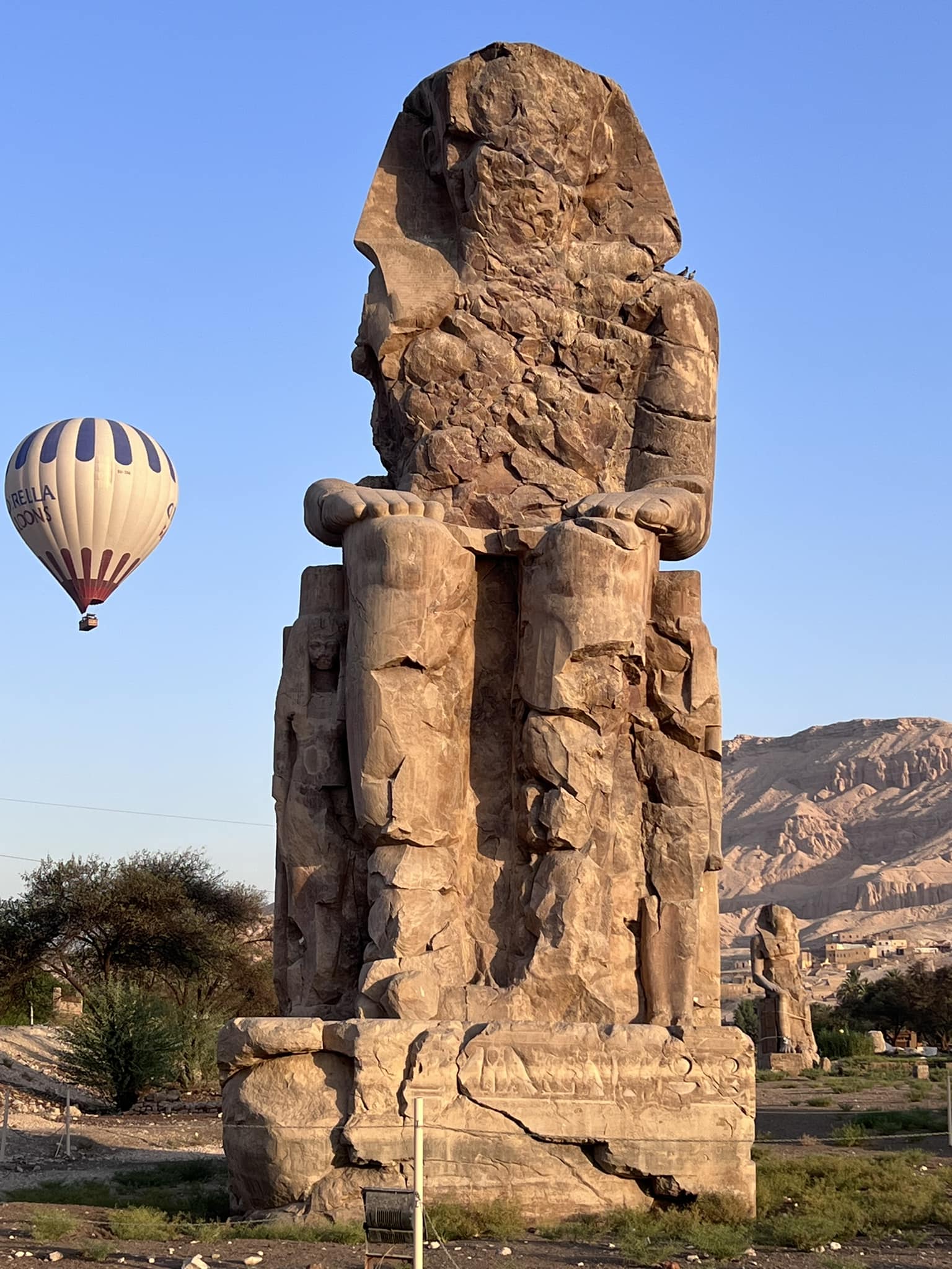 تحليق البالون بجوار تمثالى ممنون غرب الأقصر