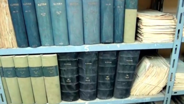 مجلدات من القرن الثامن عشر داخل مكتبة علوم البحار 