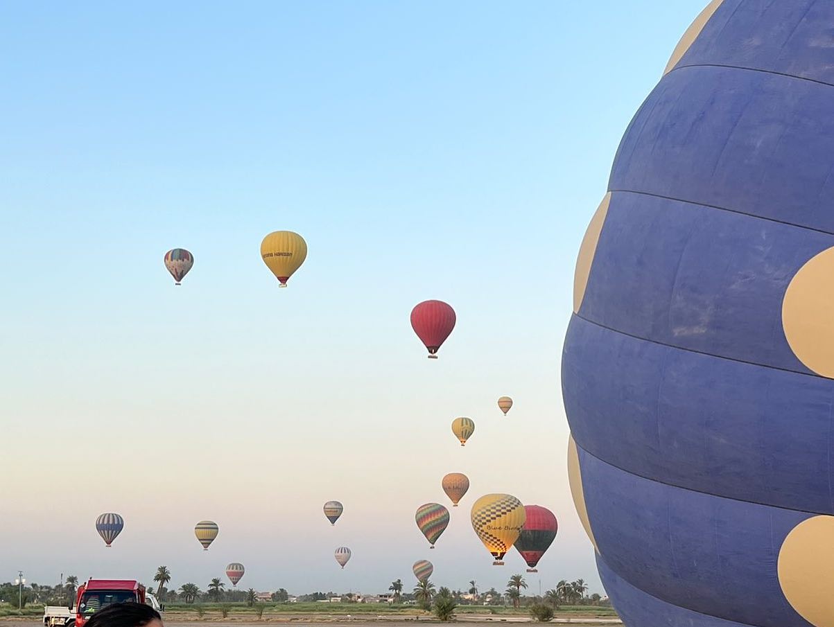 سماء الأقصر تشهد عودة رحلات البالون الطائر بخروج 38 رحلة