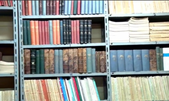 الكتب والمجلات والرسائل داخل المكتبة 