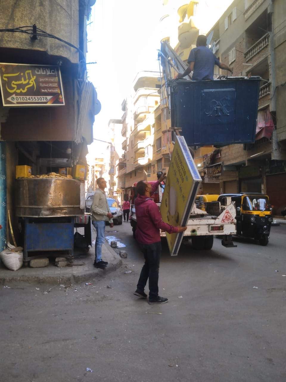 حملة إزالة للإعلانات المخالفة بحي المنتزة بالإسكندرية