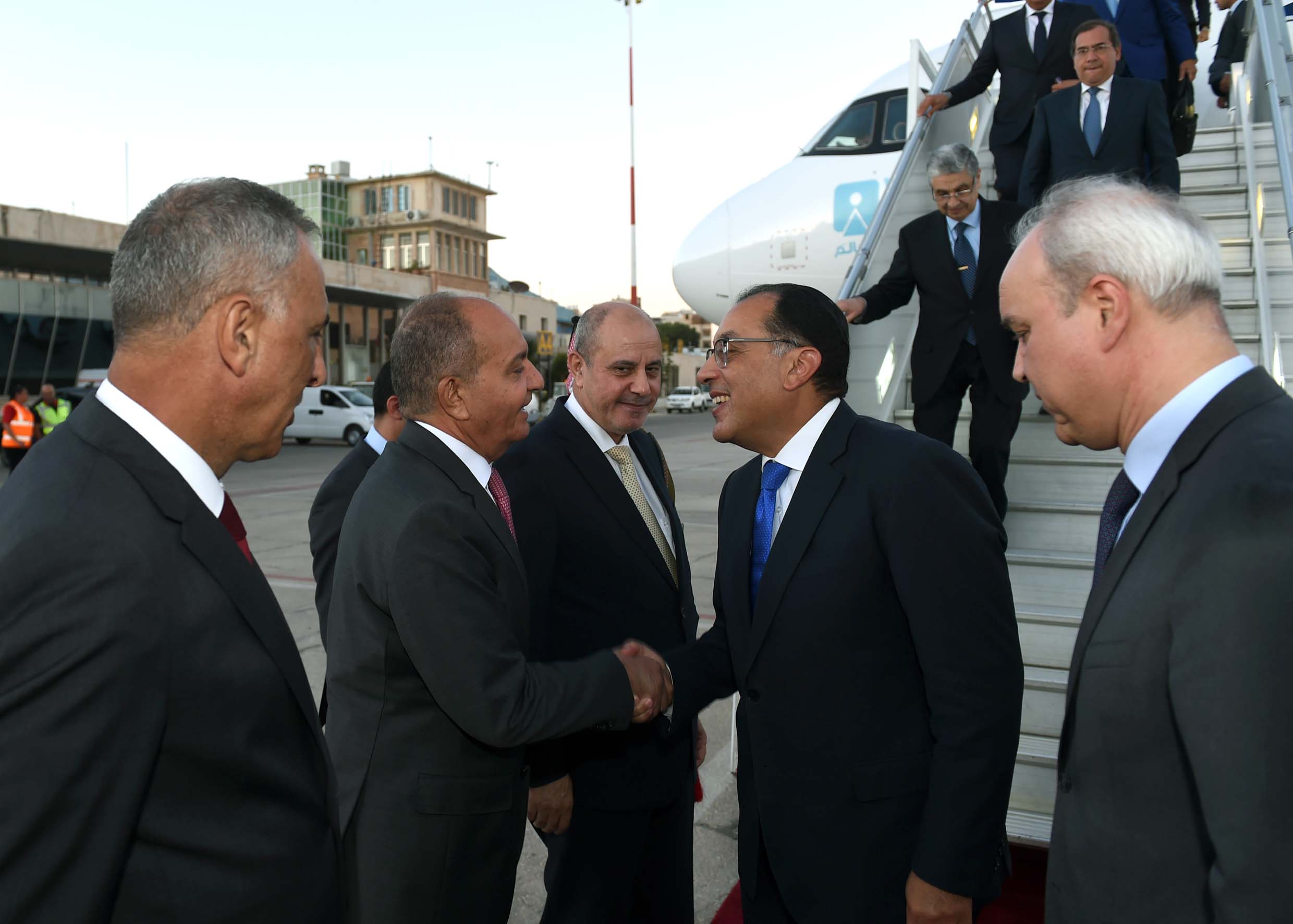 رئيس الوزراء يصل الأردن (3)