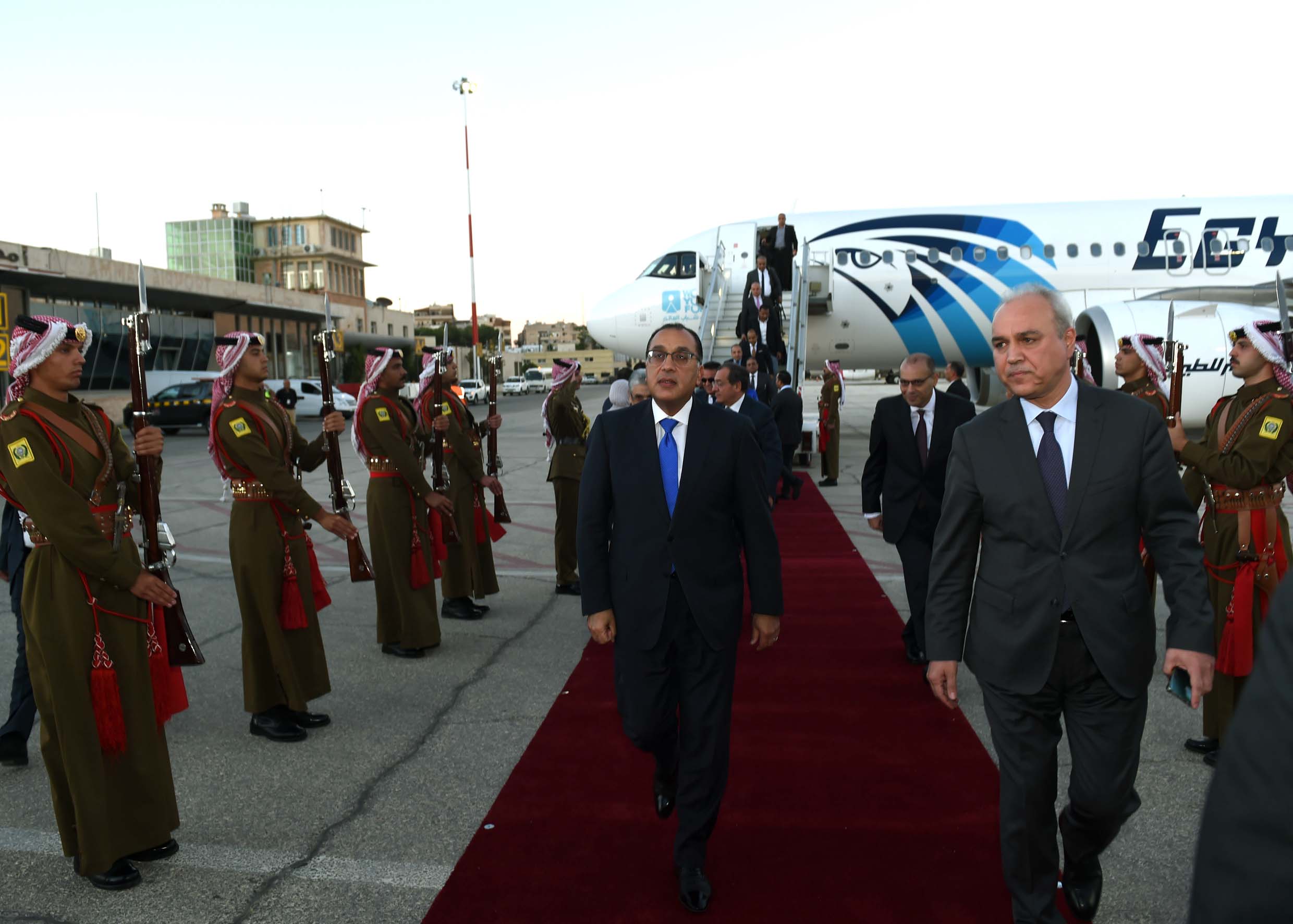 رئيس الوزراء يصل الأردن (6)