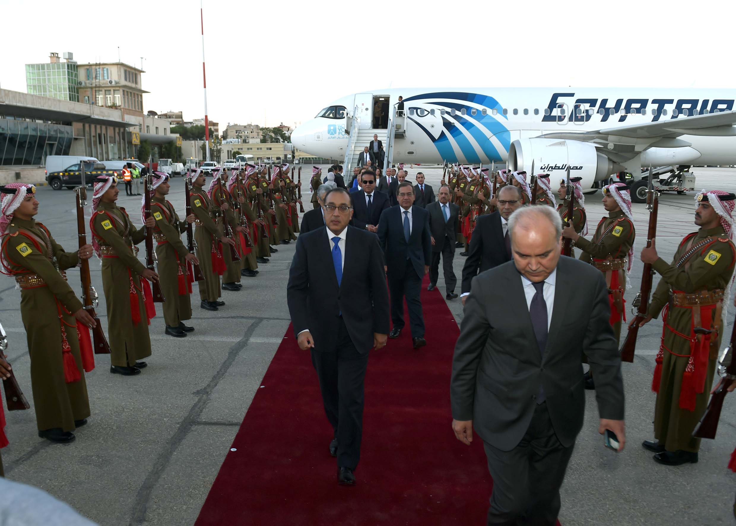 رئيس الوزراء يصل الأردن (7)