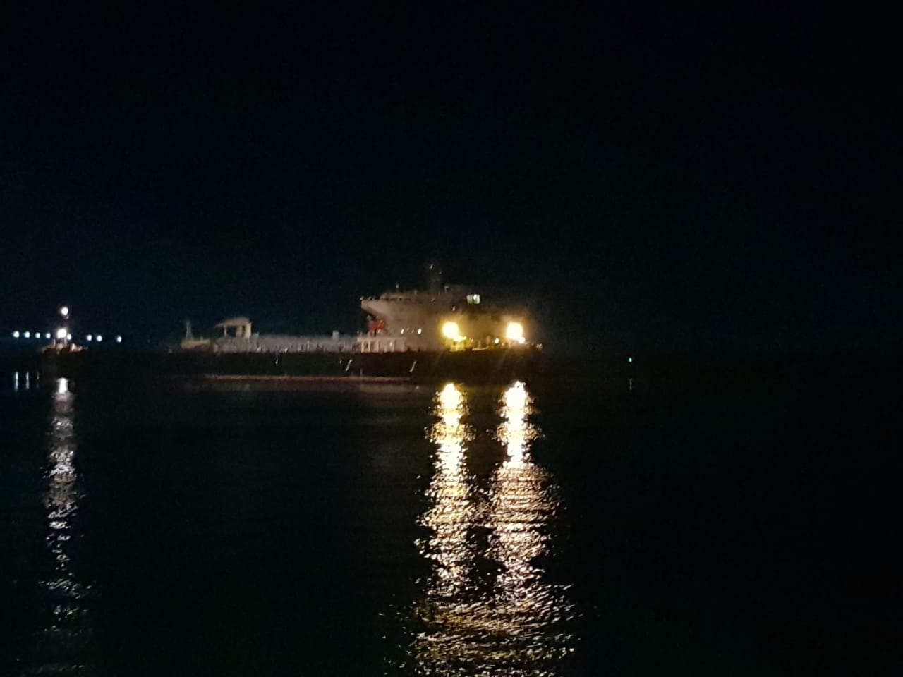 رئيس هيئة قناة السويس من موقع الحادث (4)