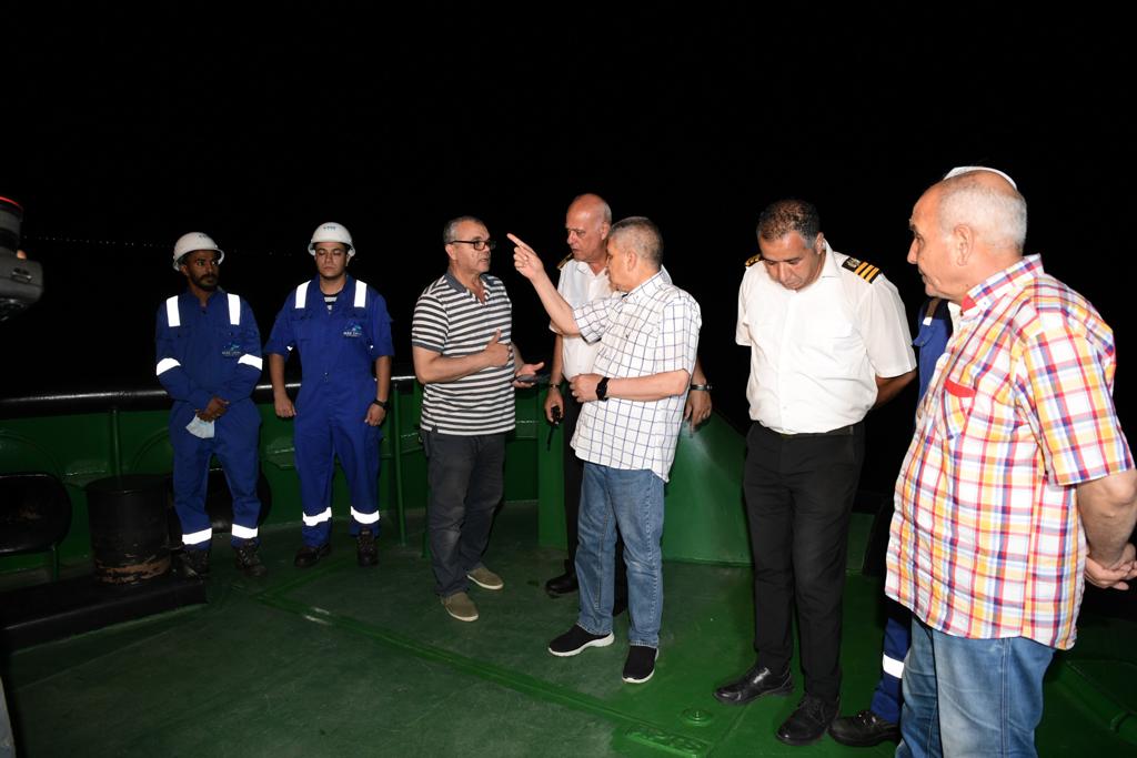 رئيس هيئة قناة السويس من موقع الحادث (1)