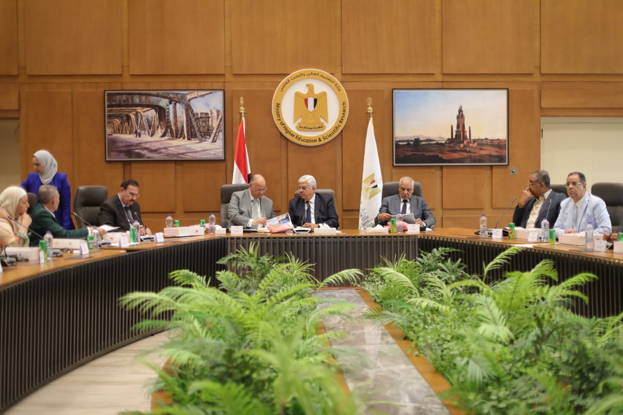 اجتماع وزير التعليم العالي مع محافظي القاهرة والجيزة (2)
