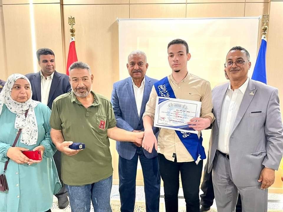 محافظ السويس يكرم أوائل الثانوية العامة والأزهرية (4)