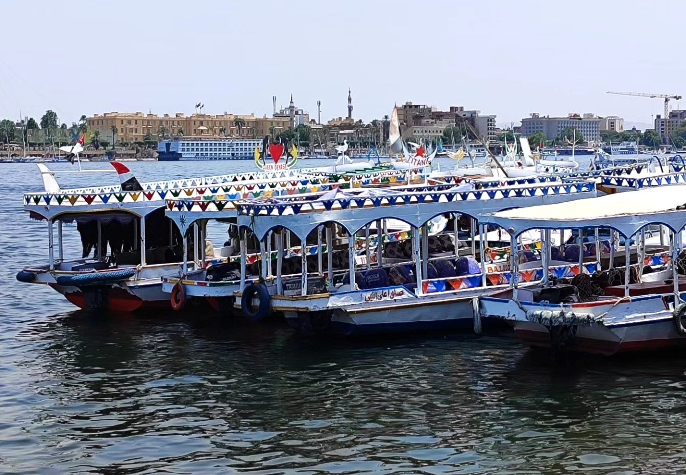 تجمع المراكب النيلية جاهزة لخدمة السياح