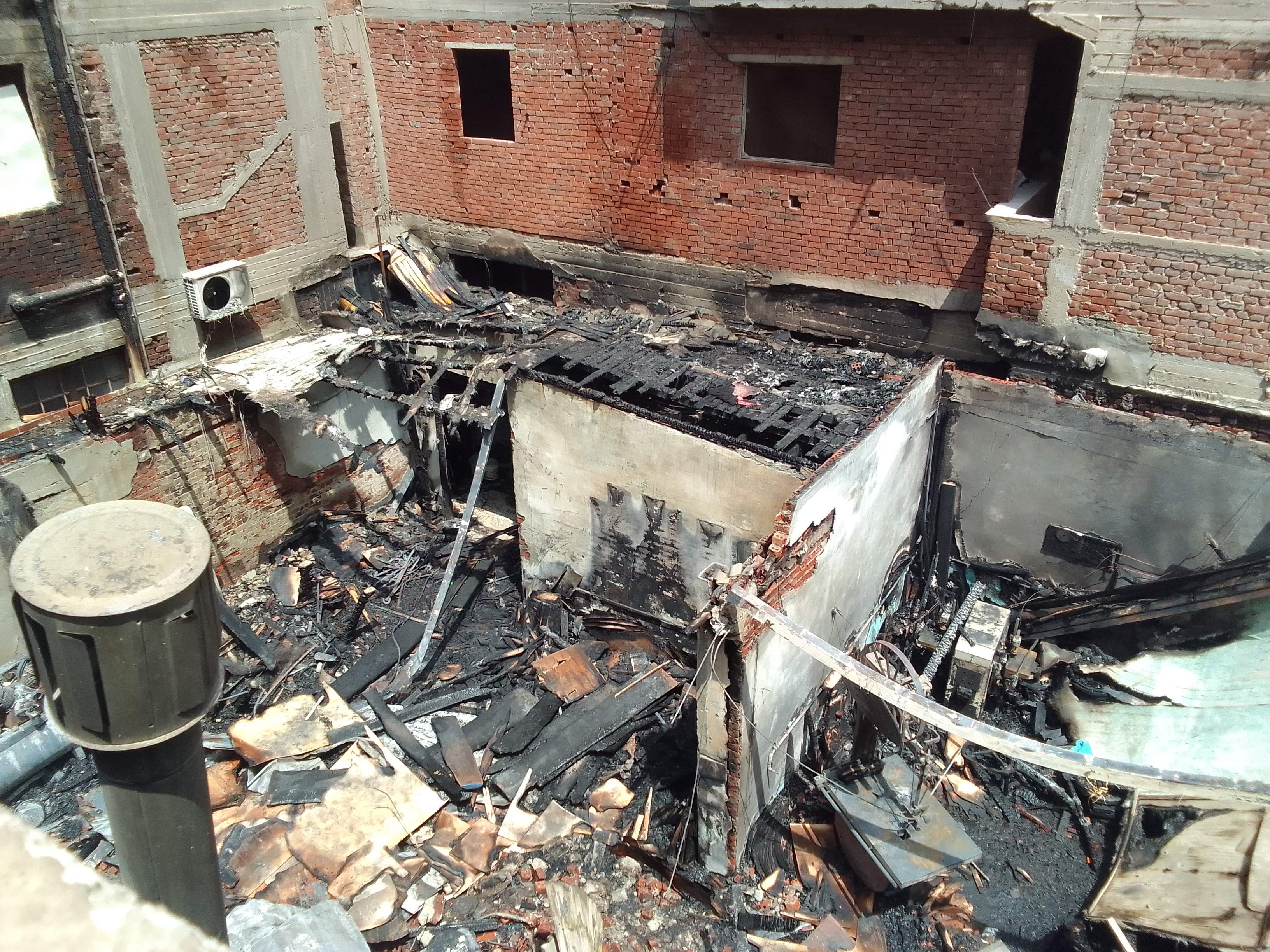 حريق هائل يلتهم ورشة نجارة و7 وحدات سكنية في دمياط (1)