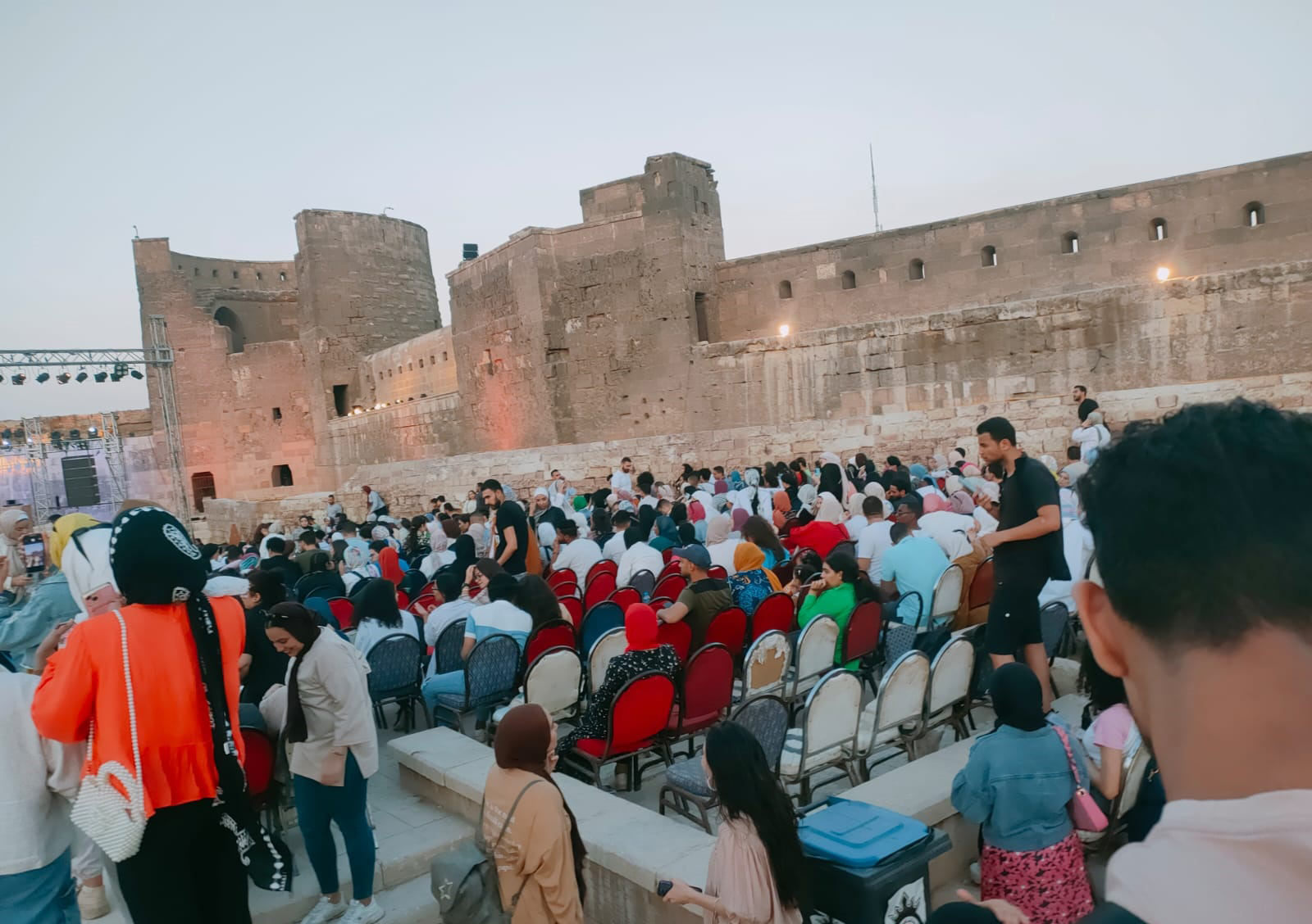 توافد الجمهور علي حفل نسمه عبد العزيز وعزيز مرقة بمحكى القلعة (3)