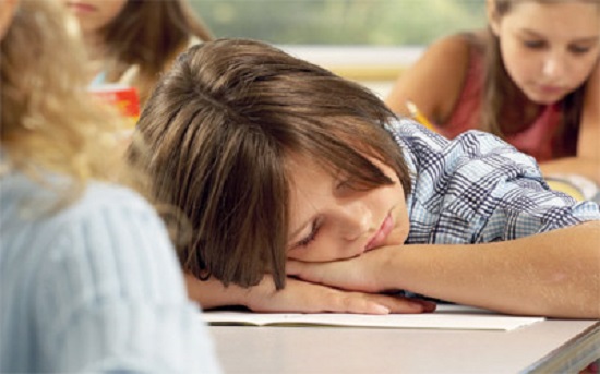 طفل نائم أثاء فترة الدراسة