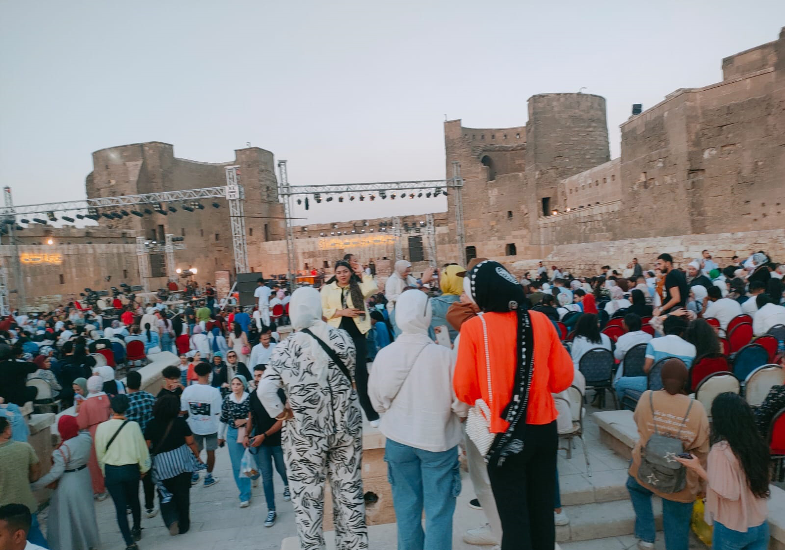 توافد الجمهور علي حفل نسمه عبد العزيز وعزيز مرقة بمحكى القلعة (2)