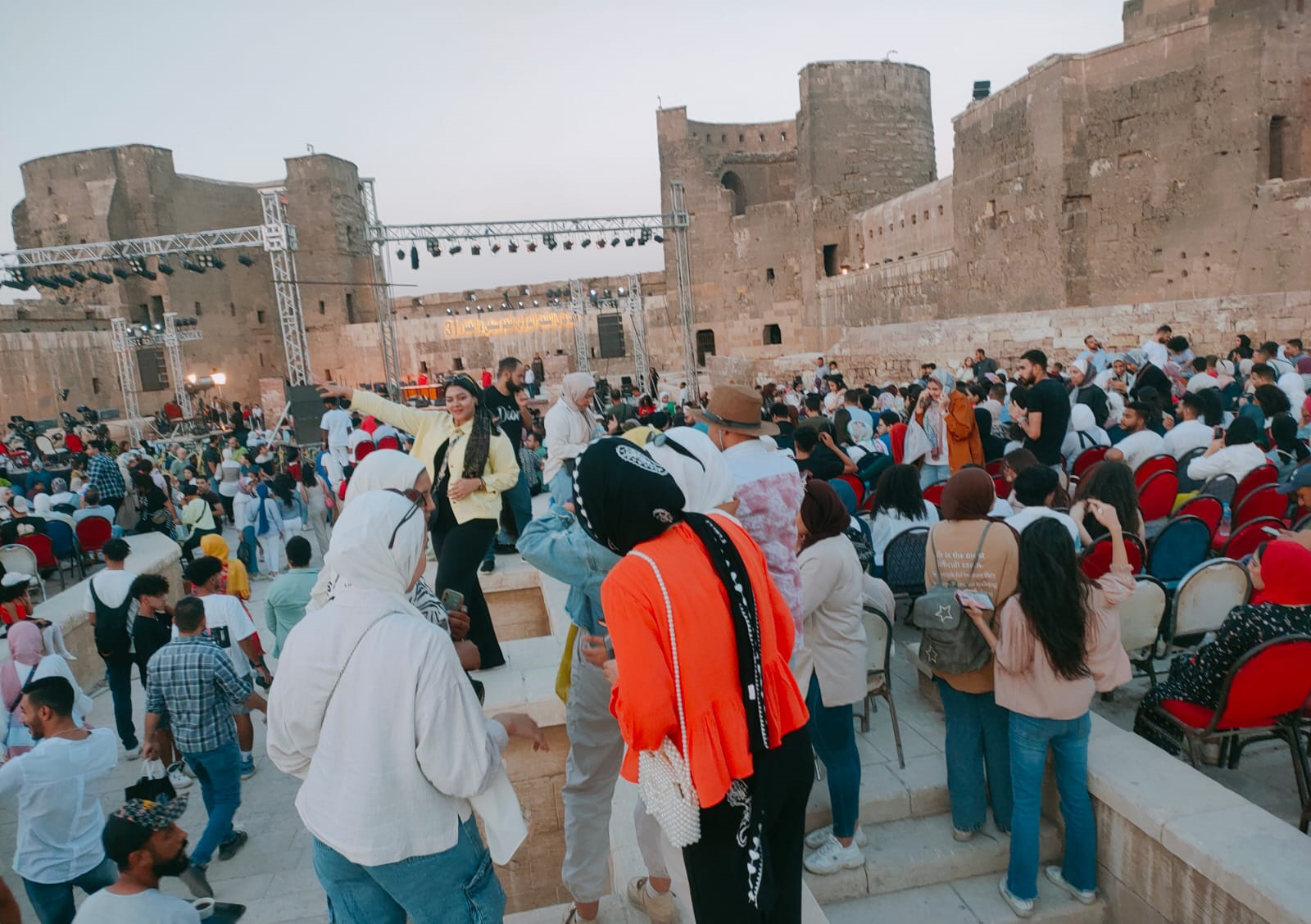 توافد الجمهور علي حفل نسمه عبد العزيز وعزيز مرقة بمحكى القلعة (1)