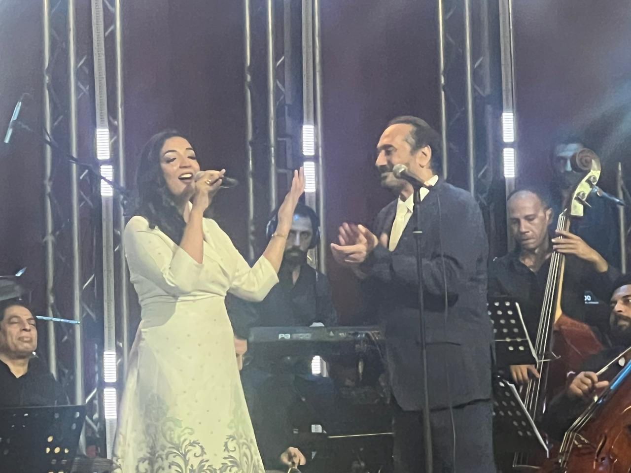 شيماء يسري تشارك علي الحجار في غناء  أحسن جيوش بحفله بنقابة الصحفيين (4)