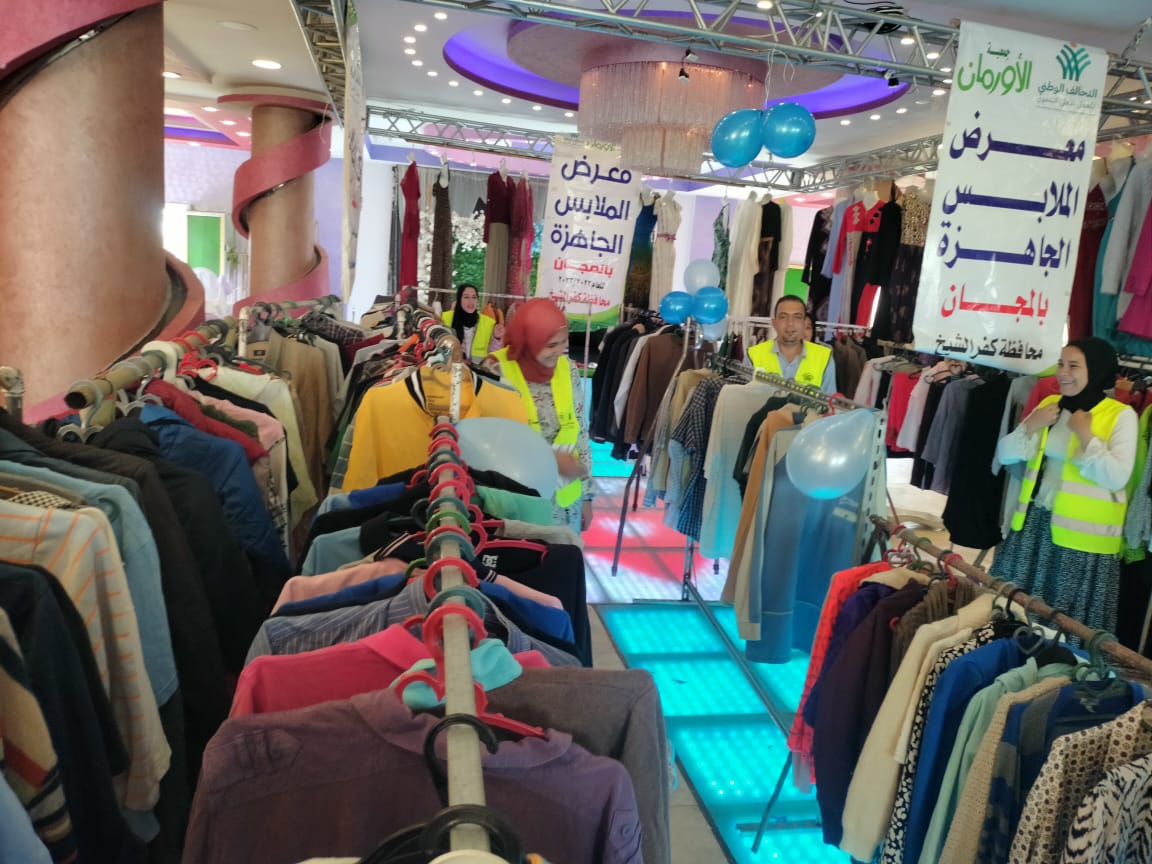 توزيع 4500 قطعة ملابس مجانا على 476 أسرة بعدد من قرى الحامول