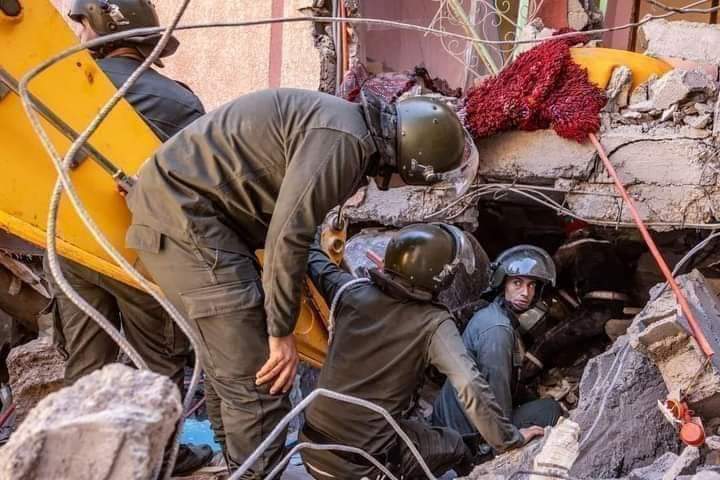 قوات مغربية تنتشل جثث ضحايا الزلزال