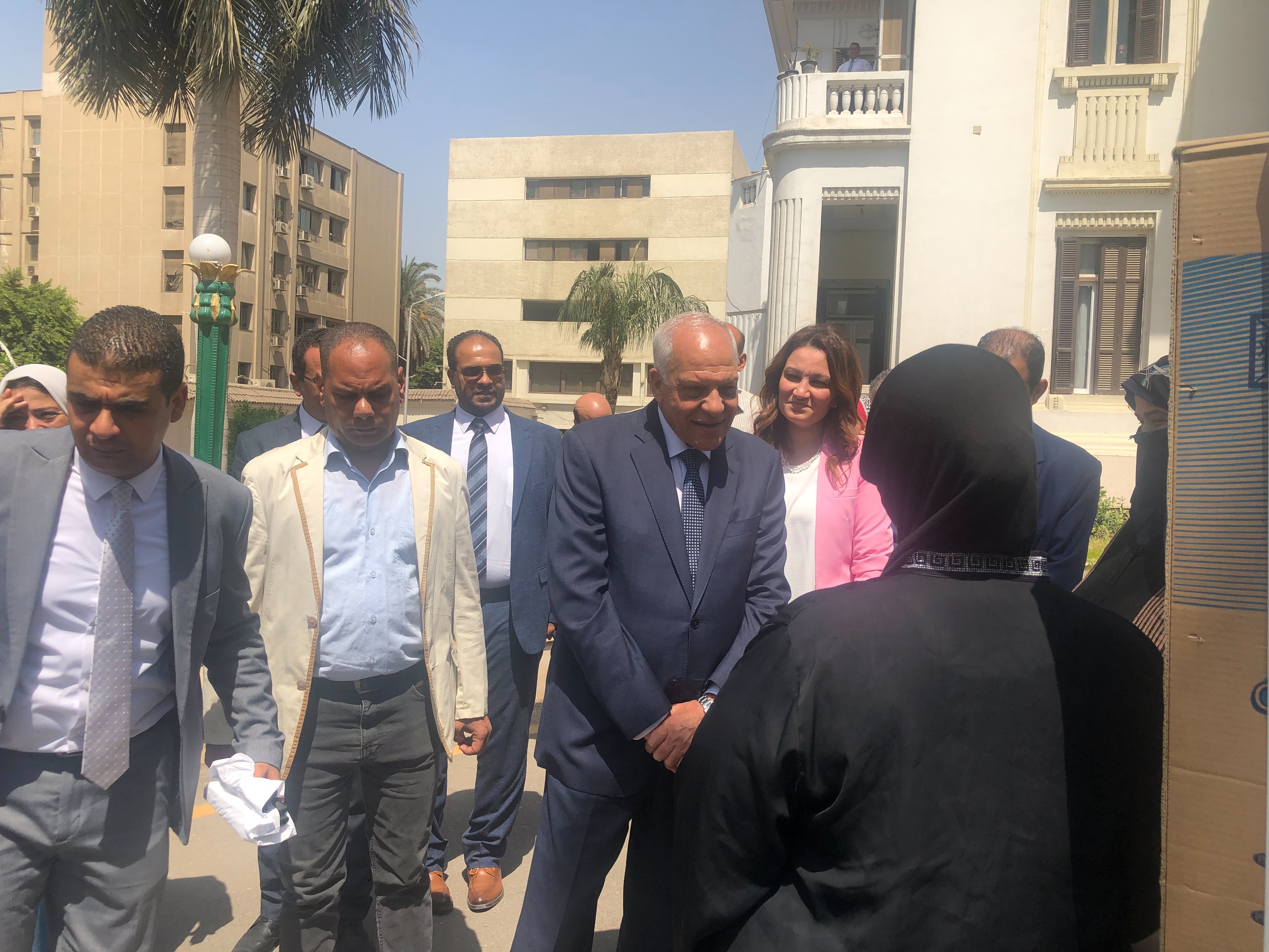 محافظ الجيزة يسلم أجهزة كهربائية لـ40 فتاة مقبلة على الزواج (5)