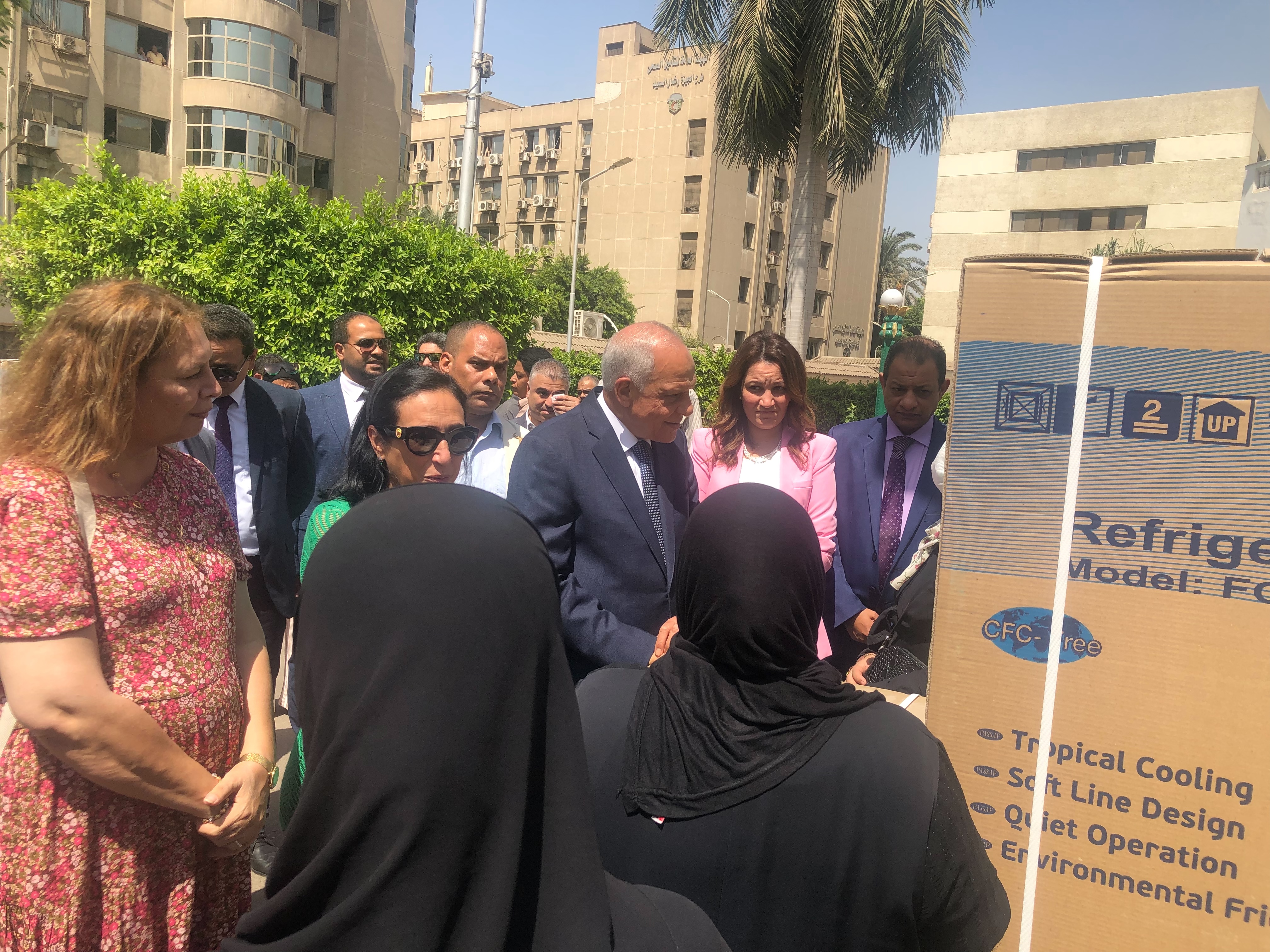 محافظ الجيزة يسلم أجهزة كهربائية لـ40 فتاة مقبلة على الزواج (1)