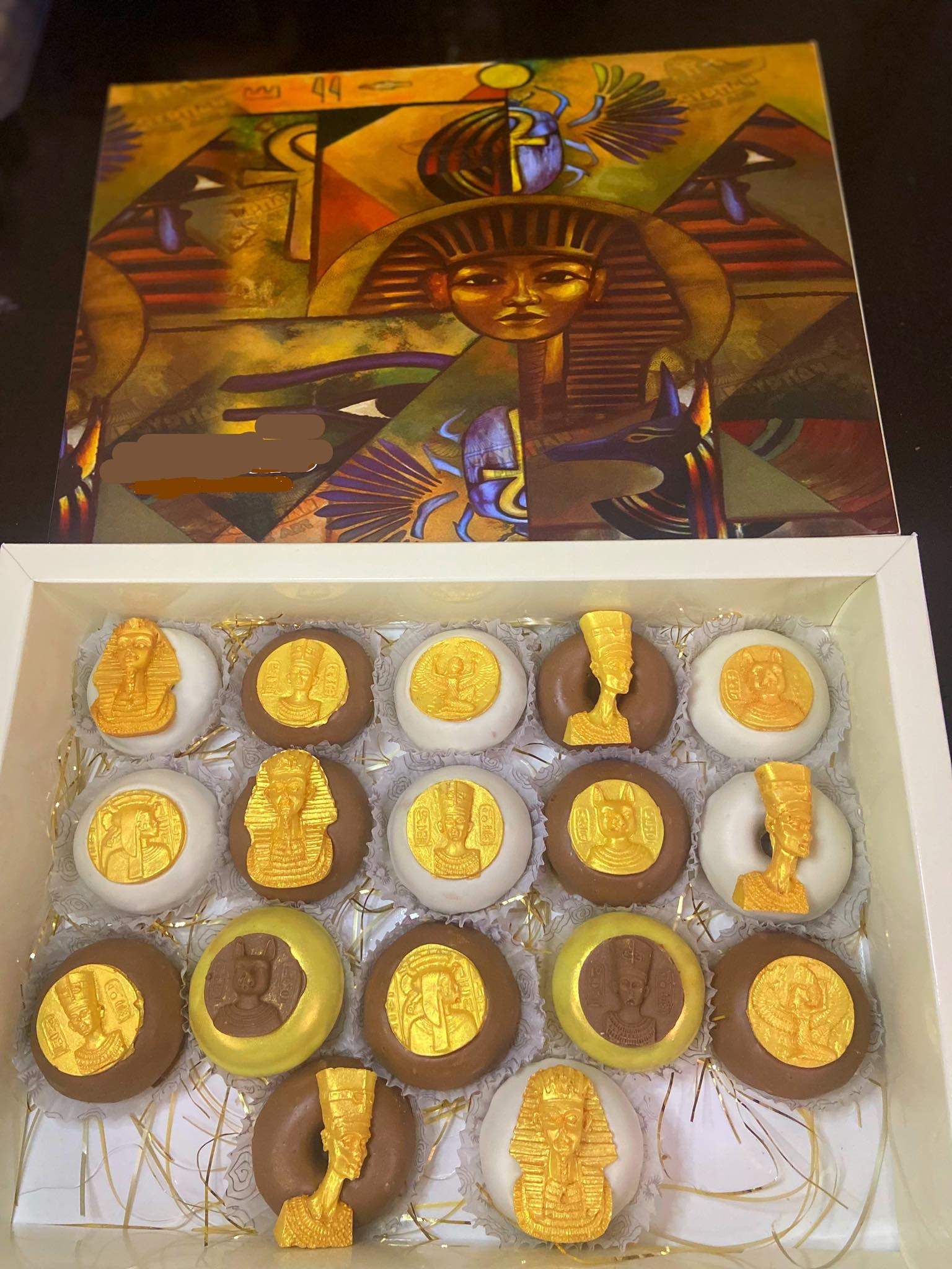 صندوق الحلوى بأشكال فرعونية