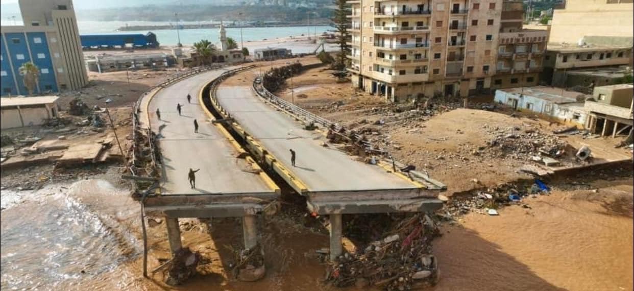 انهيار كوبري في وسط درنة بسبب الاعصار انهيار كوبري في وسط درنة بسبب الاعصار