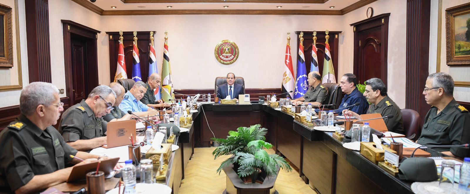 اجتماع الرئيس السيسي و قادة القوات المسلحة (2)