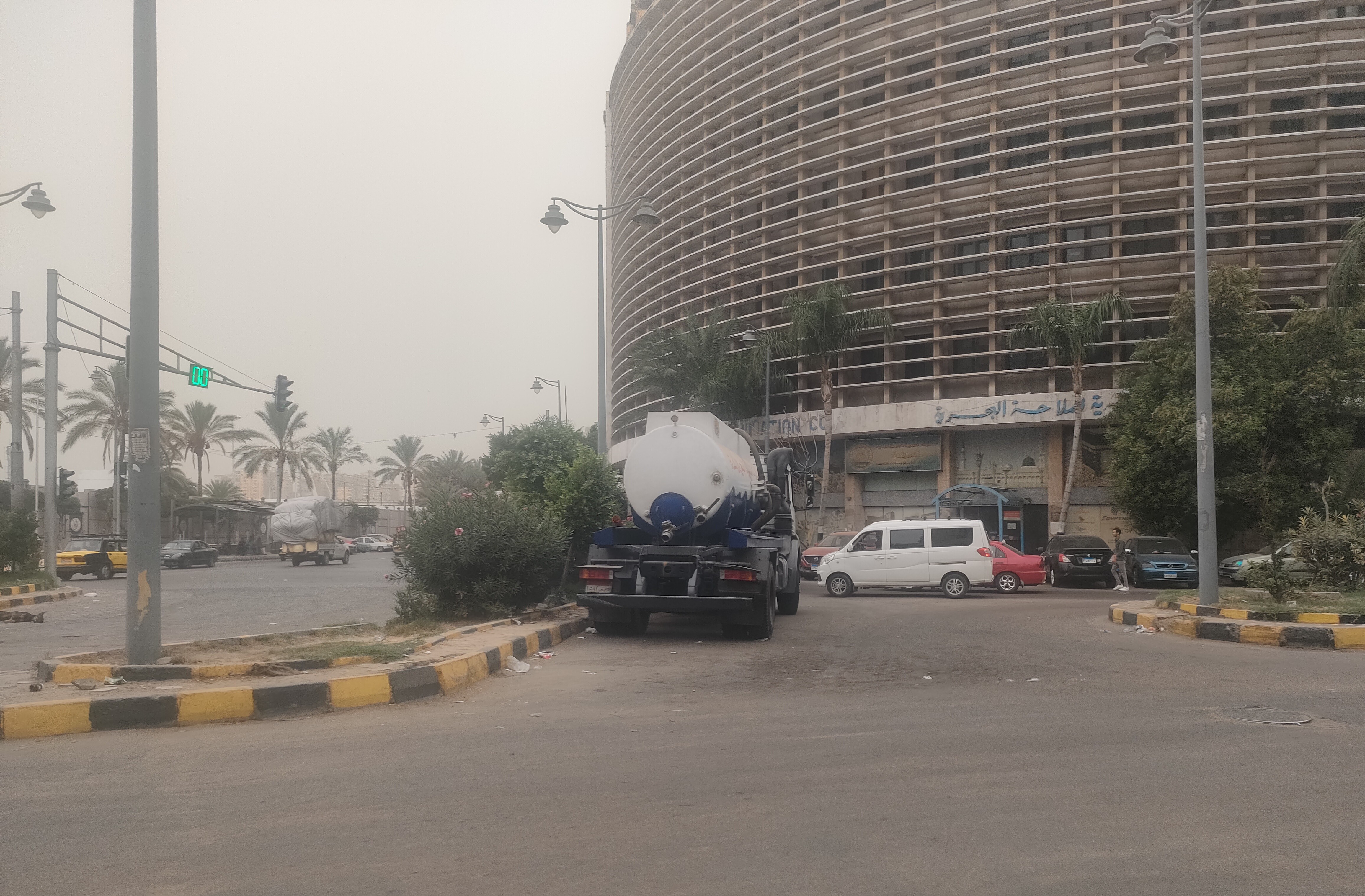 سيارة صرف صحي أمام باب ميناء الإسكندرية