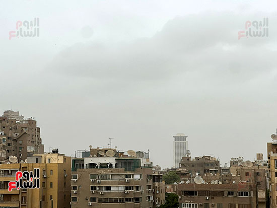 سماء القاهرة مليئه بالسحوب و المطار
