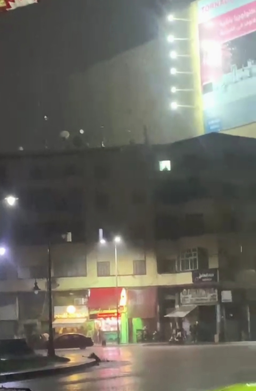 سقوط الأمطار العزيرة