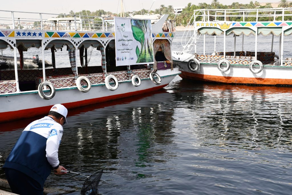 محافظ أسوان يشارك فى حملة نظافة النيل