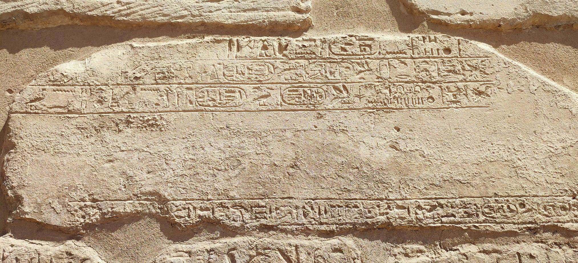 عظمة القدماء المصريين.. مدير معابد الكرنك يكشف لأول مرة ترجمة نقوش لوحة الملك  سيتى الثانى.. النقوش تسجل تاريخ وتفاصيل إنجازات الملك.. ونقوش بمدخل المعبد  توضح تطور رصد منسوب النيل على مدار الأسرات