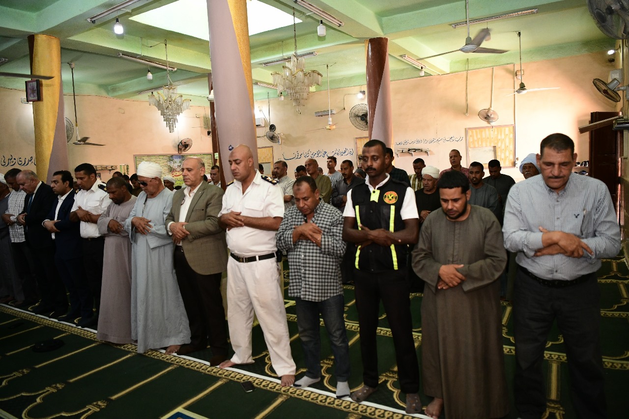 محافظ قنا يقدم واجب العزاء لأسر ضحايا العاصفة (2)
