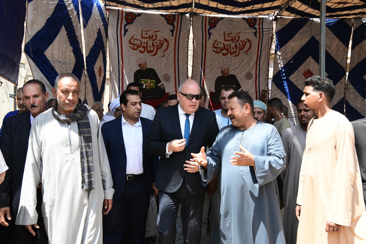 محافظ قنا يقدم واجب العزاء لأسر ضحايا العاصفة (1)