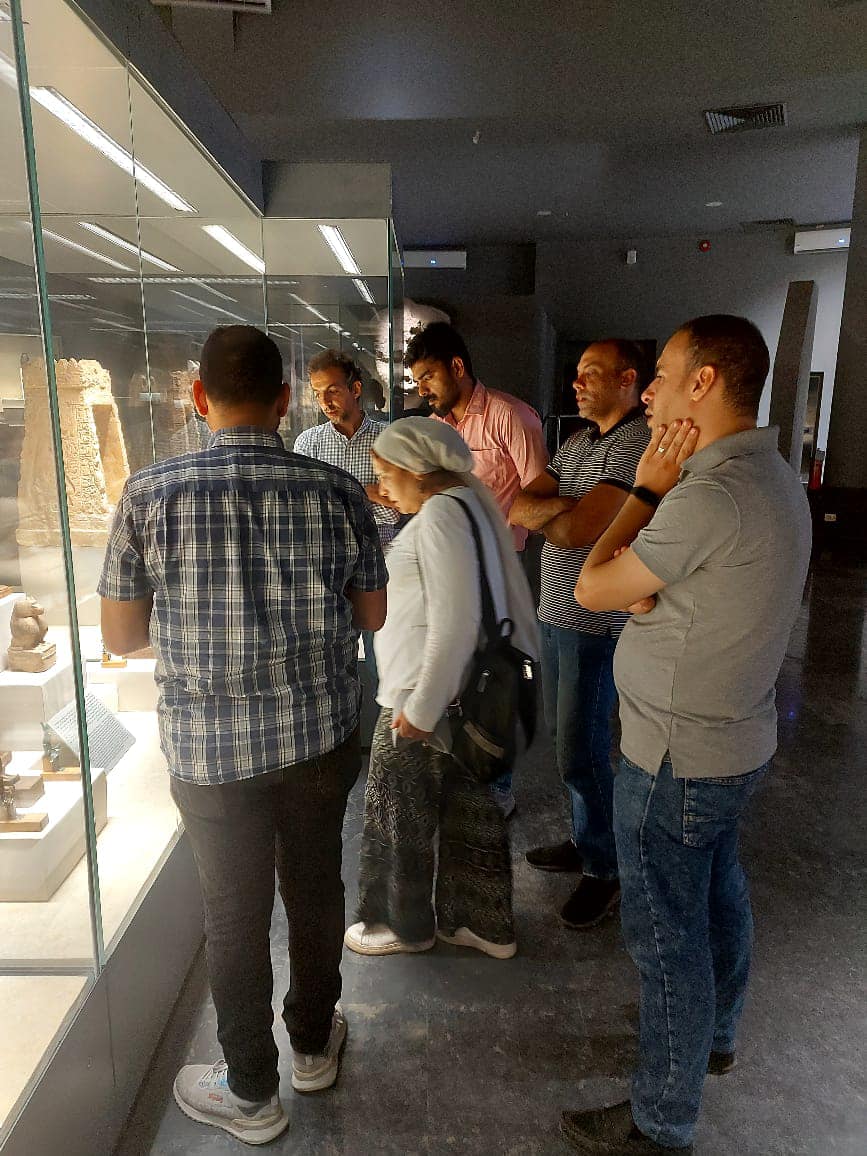 جانب من الزيارات اليومية والجولات الإرشادية بمتحف كفر الشيخ.وحضور عدد من الزائرين