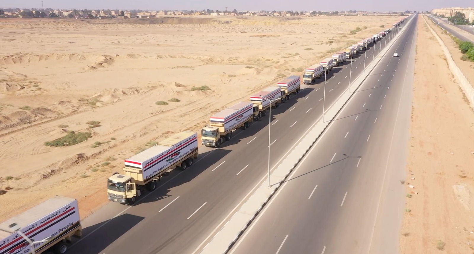 مصر تقدم مئات الأطنان من المساعدات الإنسانية والمعدات للشعب الليبى برا وبحرا (1)