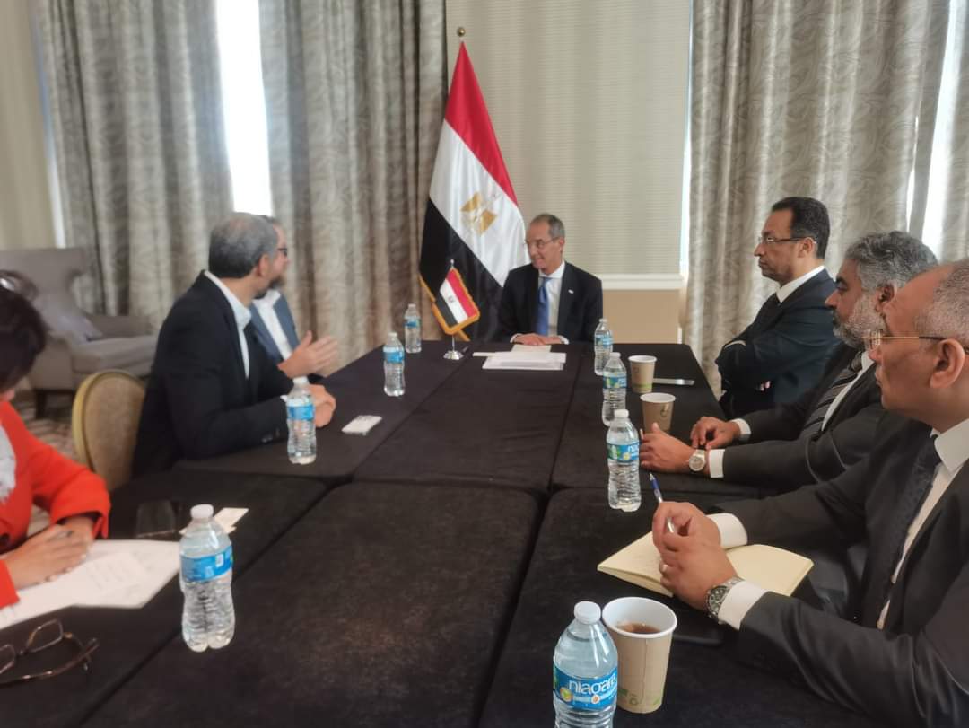 وزير الاتصالات يناقش مع شركة أمريكية الاستثمار في مصر