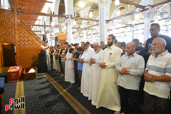تشييع جنازة والد الفنان محمد مهران (36)
