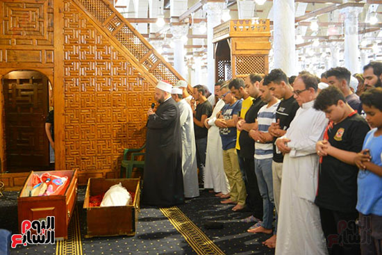 تشييع جنازة والد الفنان محمد مهران (41)