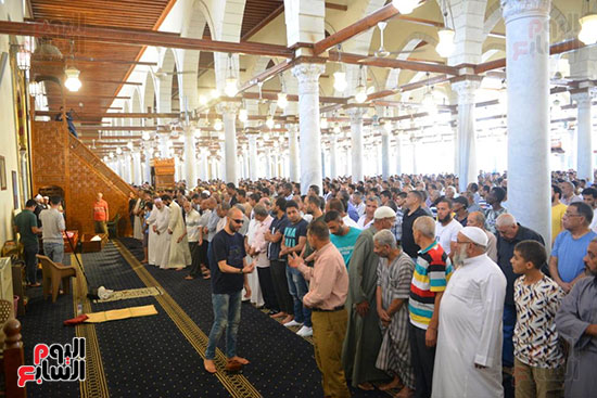 تشييع جنازة والد الفنان محمد مهران (47)