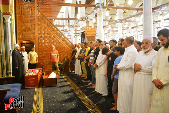 تشييع جنازة والد الفنان محمد مهران (43)