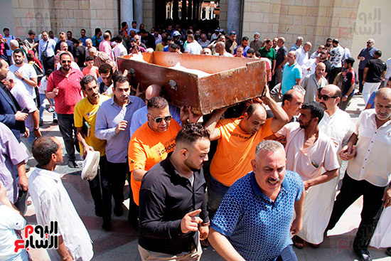 تشييع جنازة والد الفنان محمد مهران (2)